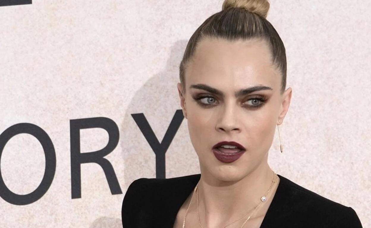 Cara Delevingne, demacrada, muestra comportamientos extraños en un